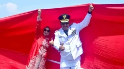 BENDERA MERAH PUTIH MEMBENTANG 300 METER DI PANTAI KARANGHAWU, BUPATI” WUJUD SYUKUR MASYARAKAT ATAS KEMERDEKAAN”