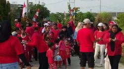 Semarak Kemerdekaan, Ketua RT 23 Karangsentosa Serahkan Hadiah Kepada Pemenang Lomba